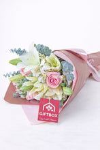 Cargar imagen en el visor de la galería, Ramo Romantic Bloom