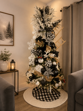 Cargar imagen en el visor de la galería, Arbolito Navideño en Renta – Estilo Black & White Love