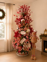 Cargar imagen en el visor de la galería, Arbolito Navideño en Renta – Estilo Gingerbread Lane con Muñeco Gigante