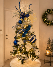 Cargar imagen en el visor de la galería, Arbolito Navideño en Renta – Estilo Royal Blue & Silver Snowflake Elegance