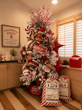 Cargar imagen en el visor de la galería, Arbolito Navideño en Renta – Estilo Gingerbread Street (Nevado)