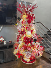 Cargar imagen en el visor de la galería, Arbolito Navideño en Renta – Estilo Taller de Santa (Nevado)