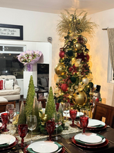 Cargar imagen en el visor de la galería, Arbolito Navideño en Renta – Estilo Grand Jingle Bells Gold & Red Tartan Dining Room