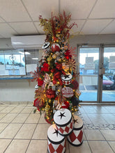 Cargar imagen en el visor de la galería, Arbolito Navideño en Renta – Estilo Polo Norte Cascanueces & Osos Rojos
