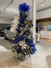 Cargar imagen en el visor de la galería, Arbolito Navideño en Renta – Estilo Volvo Suecia Car Tijuana Blue & Silver Edition