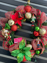 Cargar imagen en el visor de la galería, Cascanueces - Corona Navideña 🎄