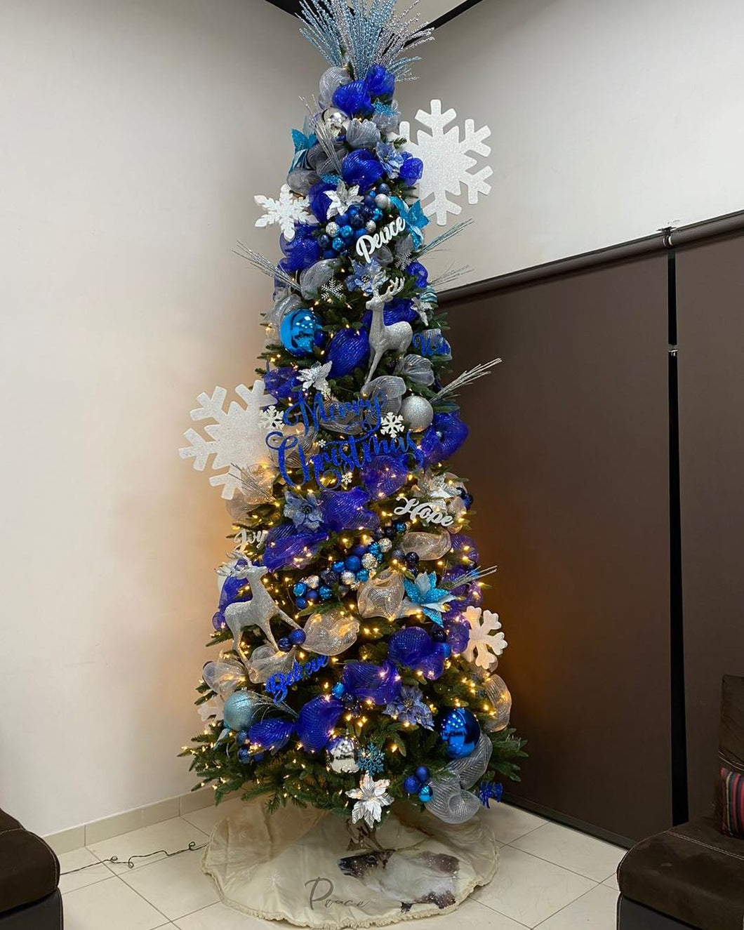 Arbol temático: “Noche Polar” – Una Navidad fría, elegante y llena de luz