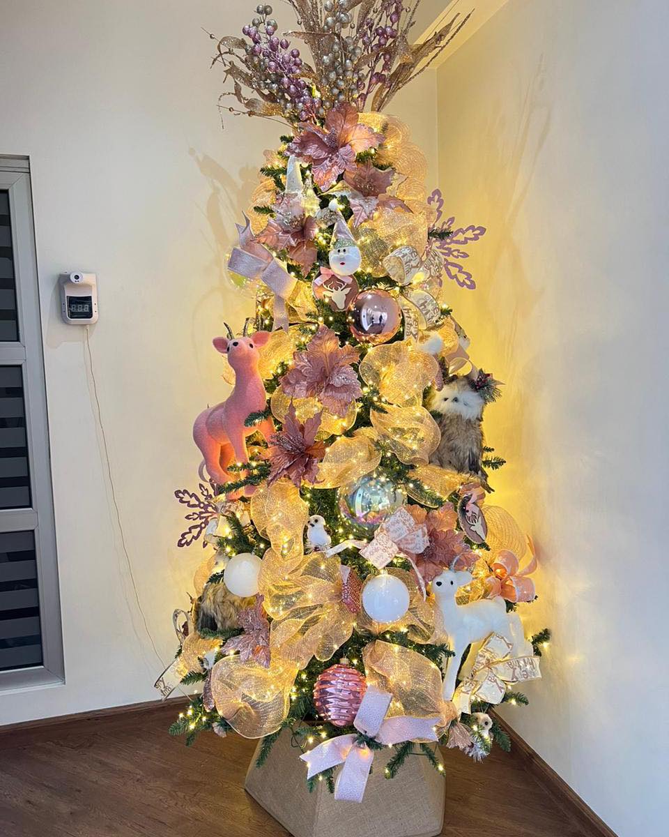 Tema: “Bosque Encantado en Rosa” 🎄✨🦉