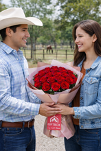 Cargar imagen en el visor de la galería, Ramo de 24 Rosas Rojas
