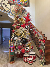 Cargar imagen en el visor de la galería, Arbolito Navideño en Renta – Estilo Cascanueces Real

