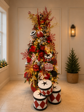 Cargar imagen en el visor de la galería, Arbolito Navideño en Renta – Estilo Polo Norte Cascanueces &amp; Osos Rojos
