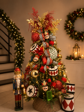 Cargar imagen en el visor de la galería, Arbolito Navideño en Renta – Estilo Merry &amp; Bright Nutcracker Harlequin Staircase
