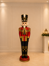Cargar imagen en el visor de la galería, Cascanueces Gigante de Cerámica en Renta – Decoración Navideña Premium
