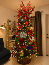 Cargar imagen en el visor de la galería, Arbolito Navideño en Renta – Estilo Merry &amp; Bright Circus
