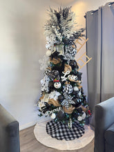 Cargar imagen en el visor de la galería, Arbolito Navideño en Renta – Estilo Black &amp; White Love
