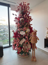 Cargar imagen en el visor de la galería, Arbolito Navideño en Renta – Estilo Gingerbread Lane con Muñeco Gigante
