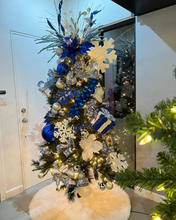 Cargar imagen en el visor de la galería, Arbolito Navideño en Renta – Estilo Royal Blue &amp; Silver Snowflake Elegance
