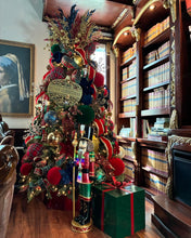 Cargar imagen en el visor de la galería, Arbolito Navideño en Renta – Estilo Royal Tartan Nutcracker Merry Christmas
