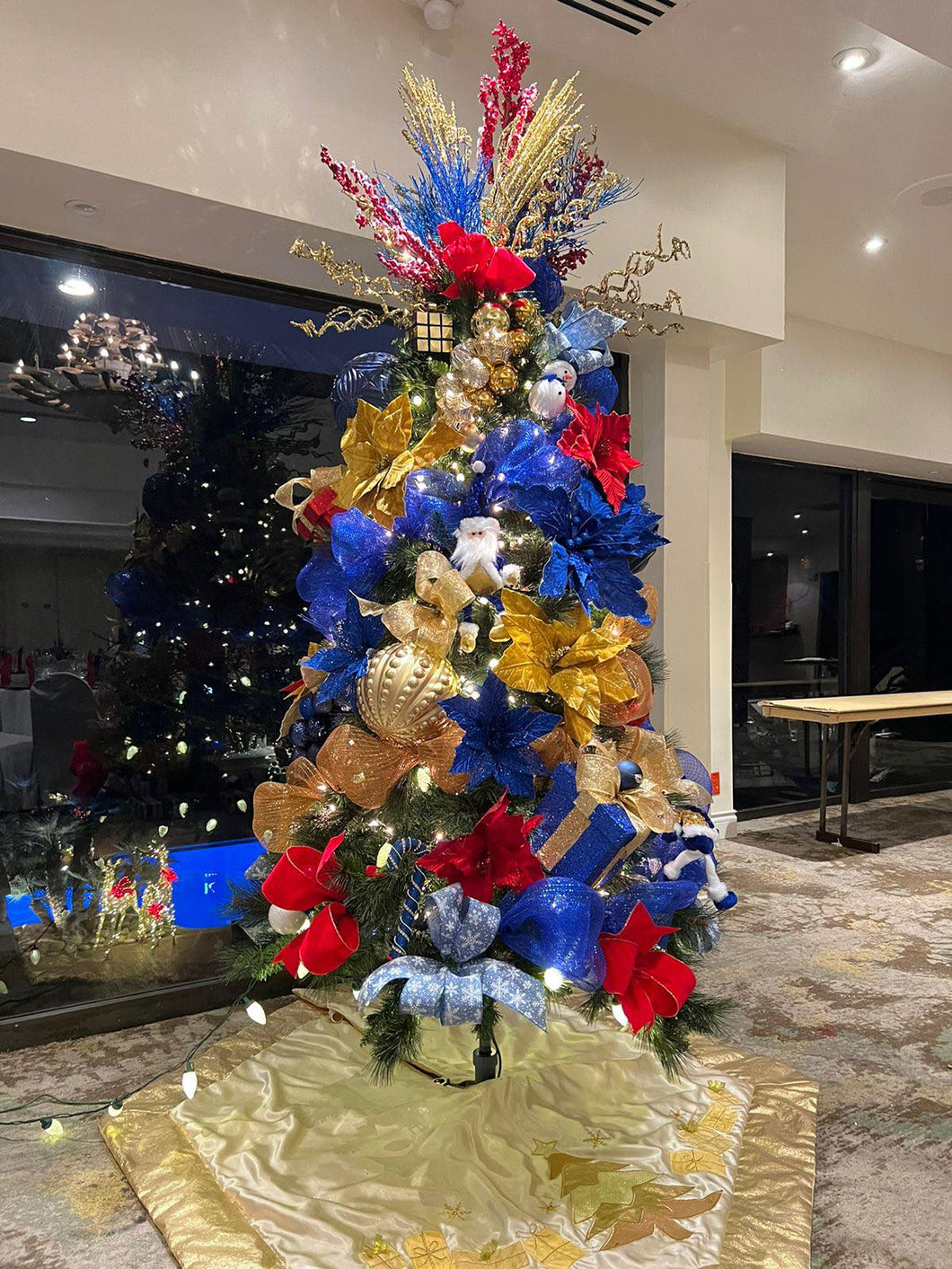Arbol temático “Realeza Navideña”